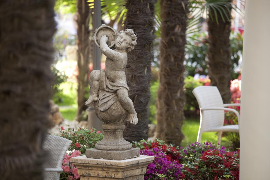 Grand Hotel Trieste & Victoria Abano Terme Buitenkant foto A statue in the garden