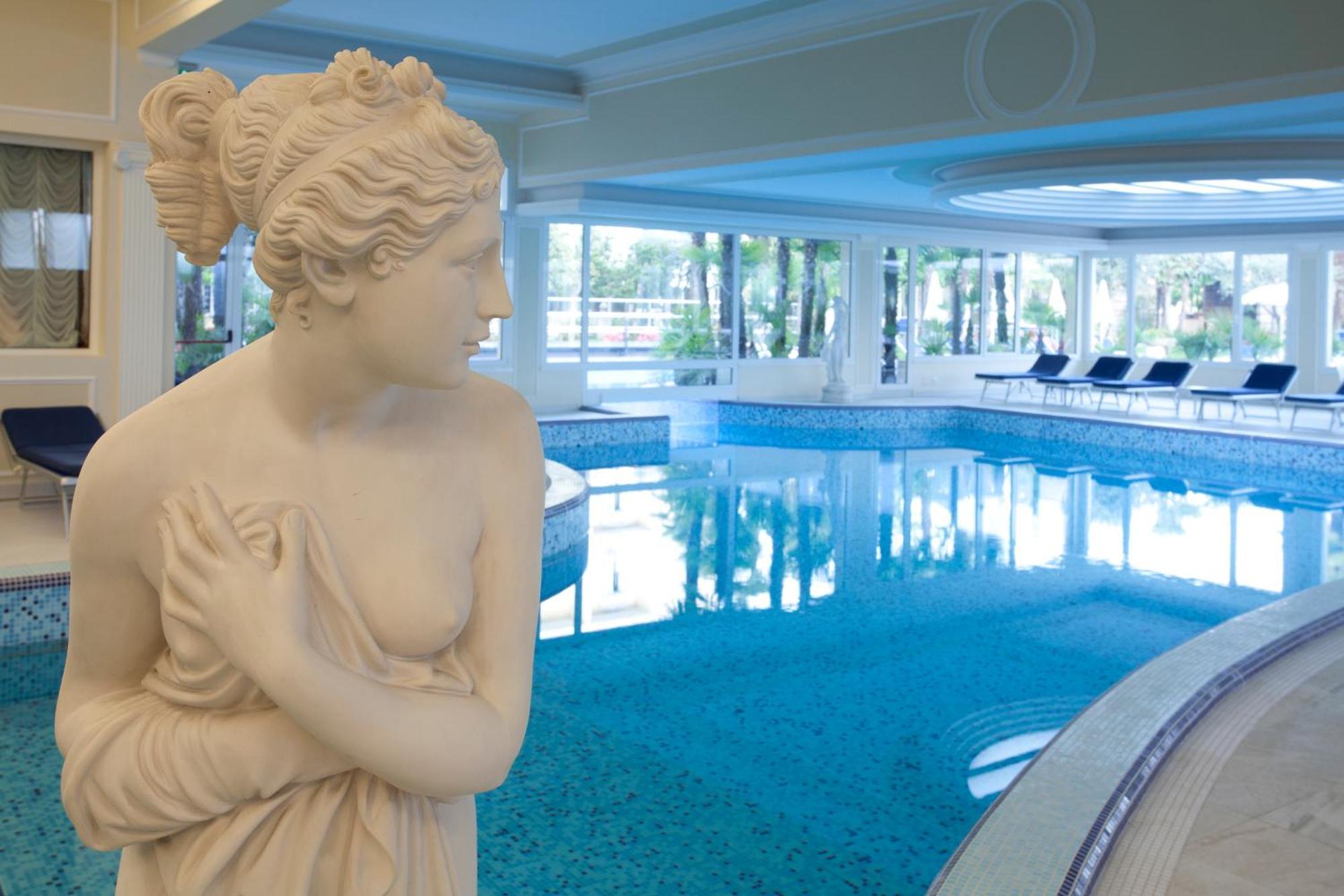 Grand Hotel Trieste & Victoria Abano Terme Buitenkant foto The indoor pool at the hotel