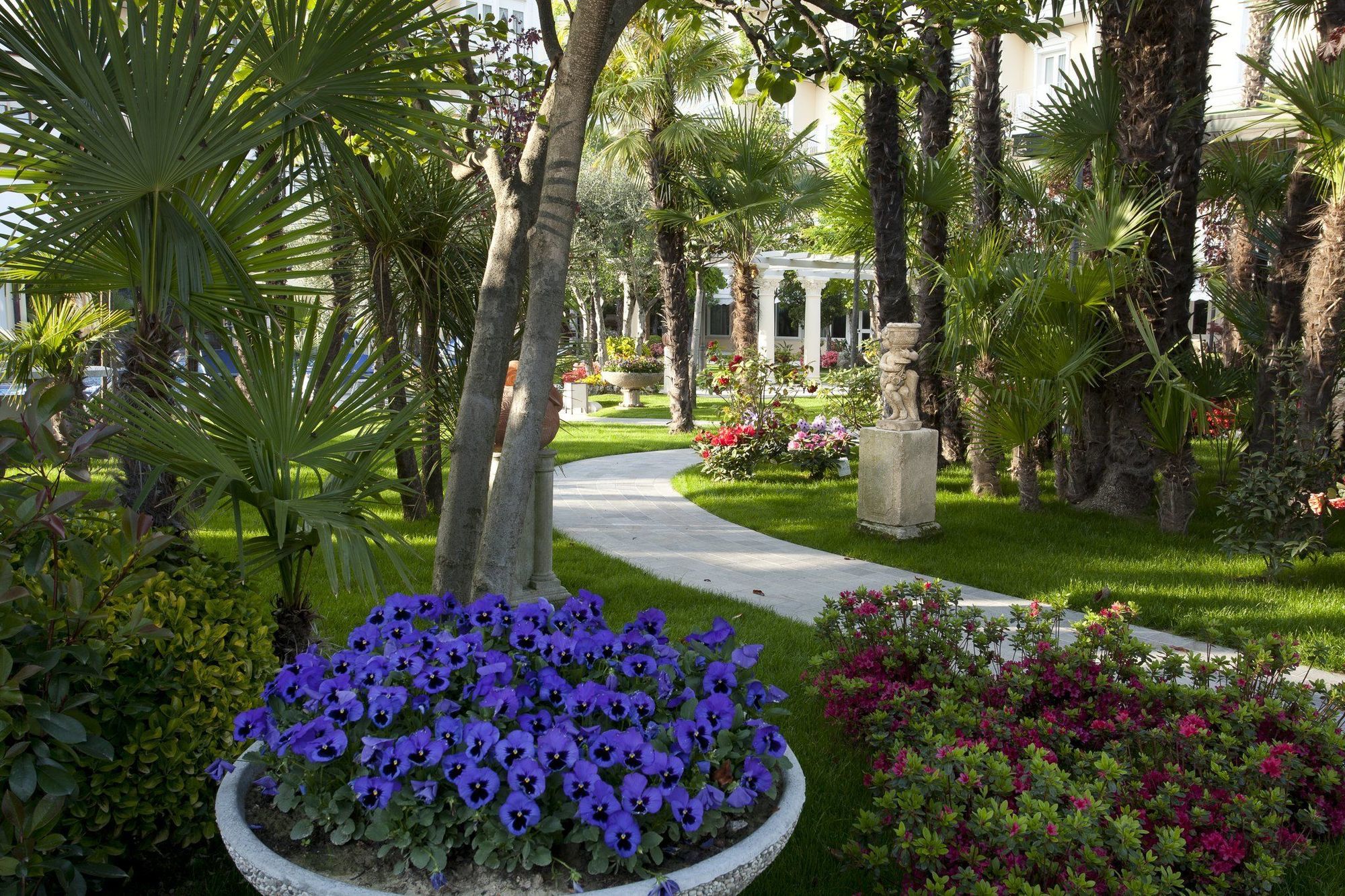 Grand Hotel Trieste & Victoria Abano Terme Buitenkant foto The gardens of the hotel